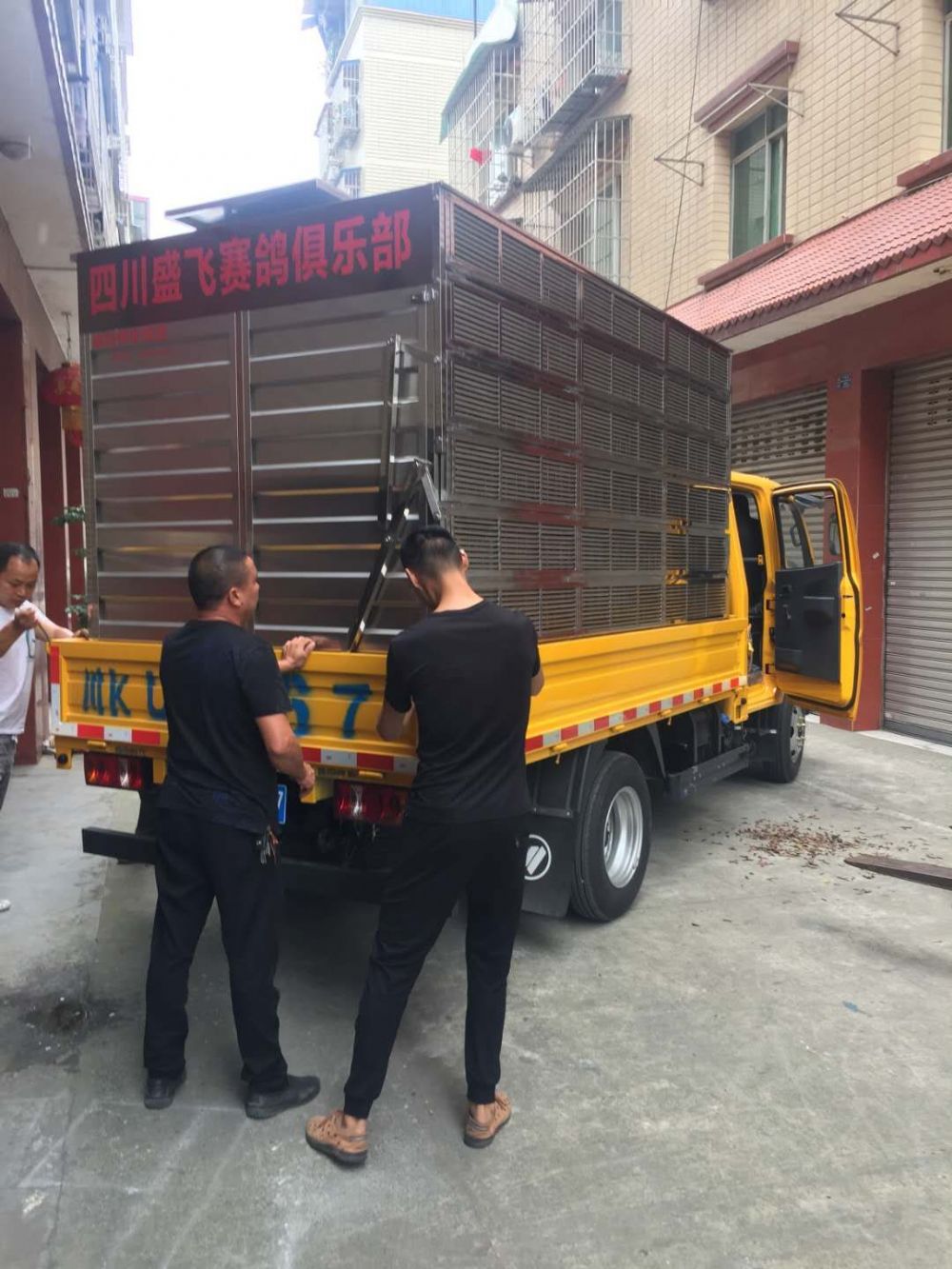 资中盛飞赛鸽俱乐部定制的不锈钢信鸽放飞笼发货